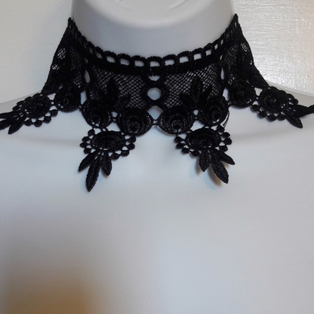 Lace choker